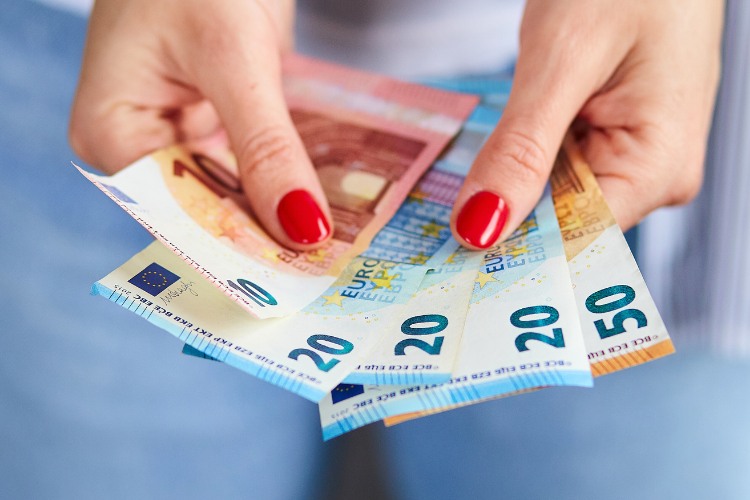 Bis 1000 Euro Zuschuss als Förderung mit Antrag in NRW für Bilder - auch für Bürgergeld Empfänger, Wohngeld, Geringverdiener, Studenten, Eltern und Rentner