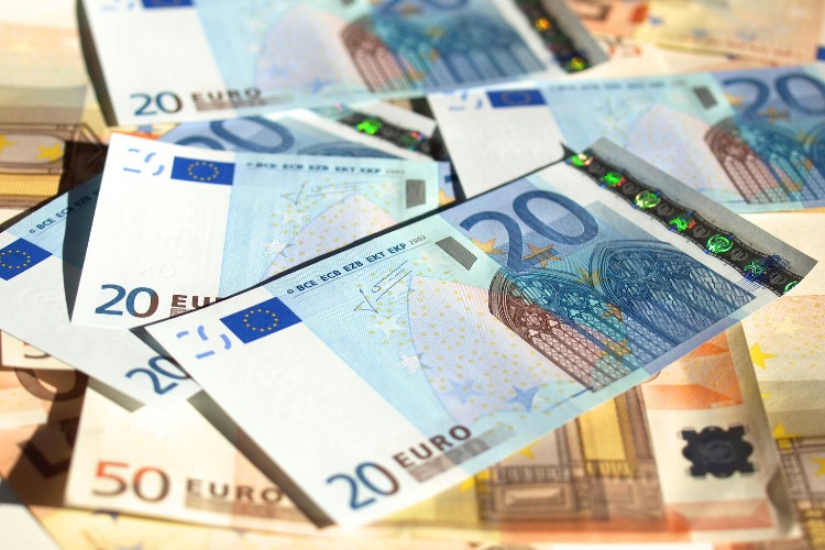 Bürgergeld Auszahlung vom Jobcenter in Höhe von 5000 Euro für eine Familie
