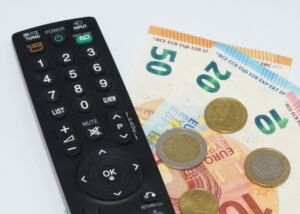 Rundfunkbeitragsbefreiung für Million - Wer ist vom GEZ Gebühren befreit: Rentner, Bürgergeld Empfänger, Geringverdiener und Studenten profitieren